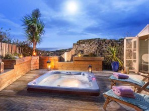 1 Bedroom Romantic Dovecote Retreat with Hot Tub in Lamorna Cove, Cornwall, England